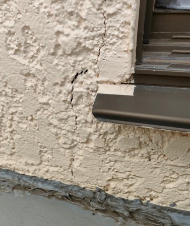 ベランダ壁面　ひび割れ